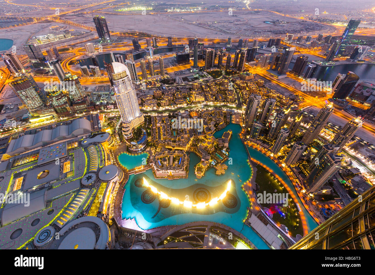 Vista desde la plataforma de observación, Burj Dubai Fountain, la dirección  Downtown Burj Dubai Mall y el Souk Al Bahar, noche Fotografía de stock -  Alamy