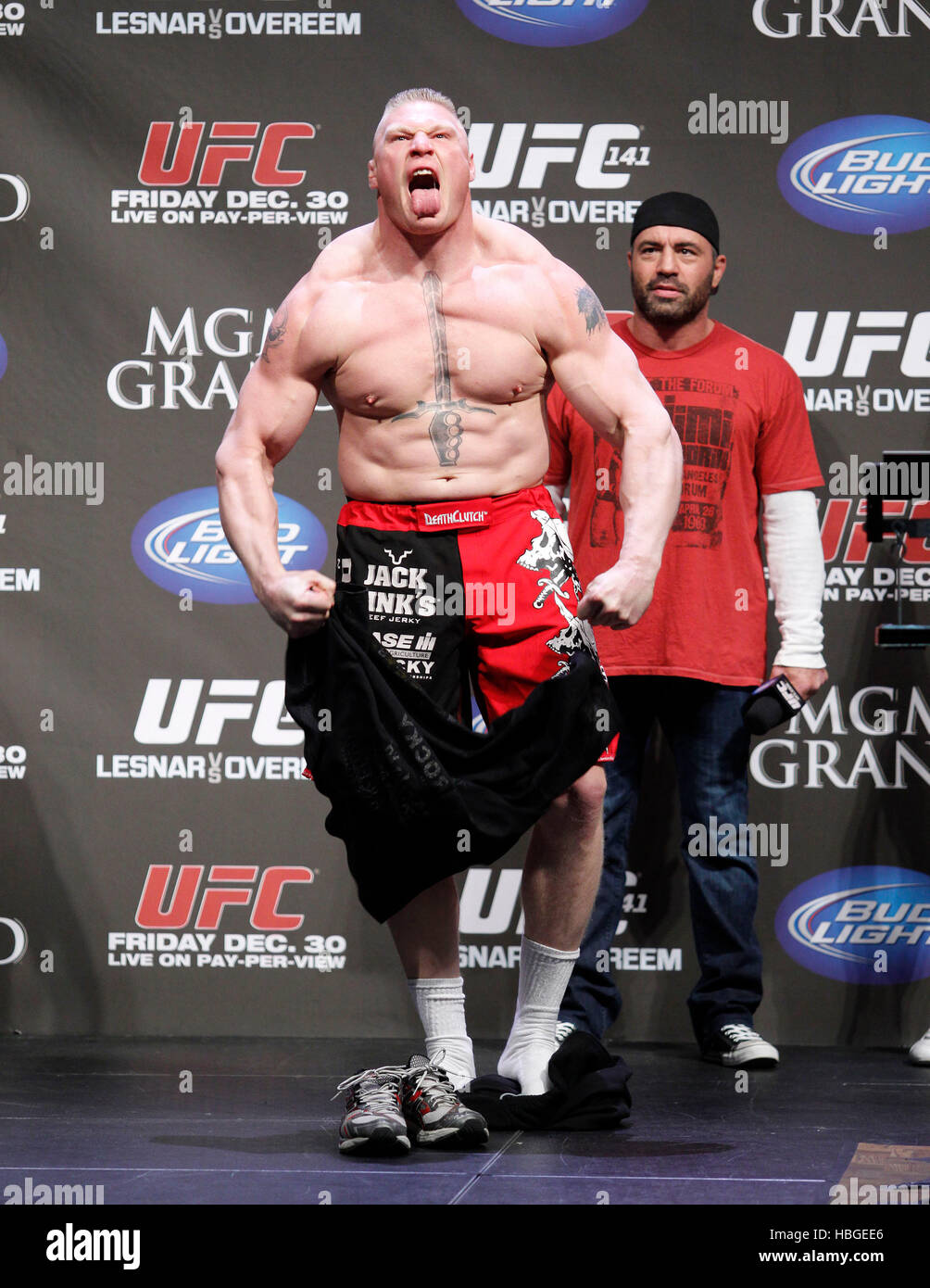 Problema administración arrendamiento Luchador de UFC Brock Lesnar llega al INS para pesaje UFC 141 en el MGM  Grand
