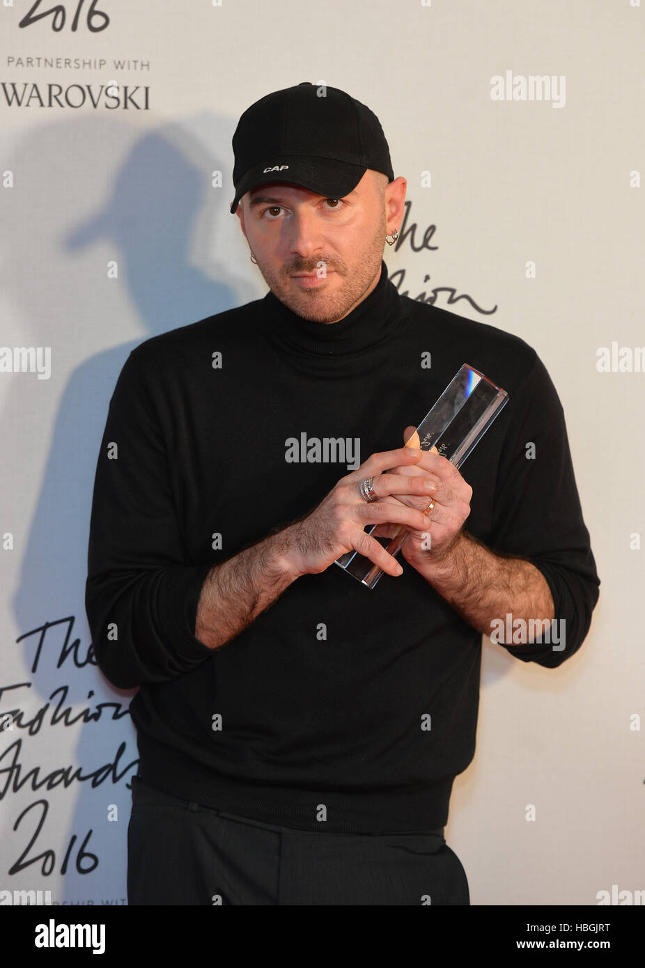 Demna Gvasalia y su premio internacional diseñador listo para ponerse en la sala de prensa durante el Fashion Awards 2016 en el Royal Albert Hall de Londres. Foto de stock