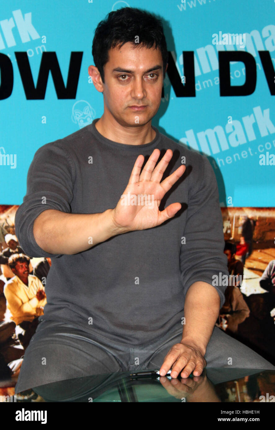 Actor de Bollywood Aamir Khan gestos durante el lanzamiento del DVD de la película Peepli Live en Mumbai, India, el 4 de noviembre de 2010. Foto de stock