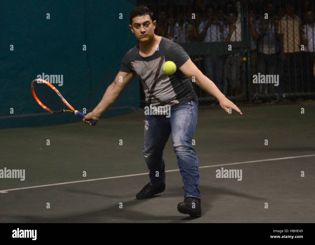 Actor de Bollywood Aamir Khan juega tenis durante el All India mujer Torneo Abierto de Tenis 2014 en Mumbai Foto de stock