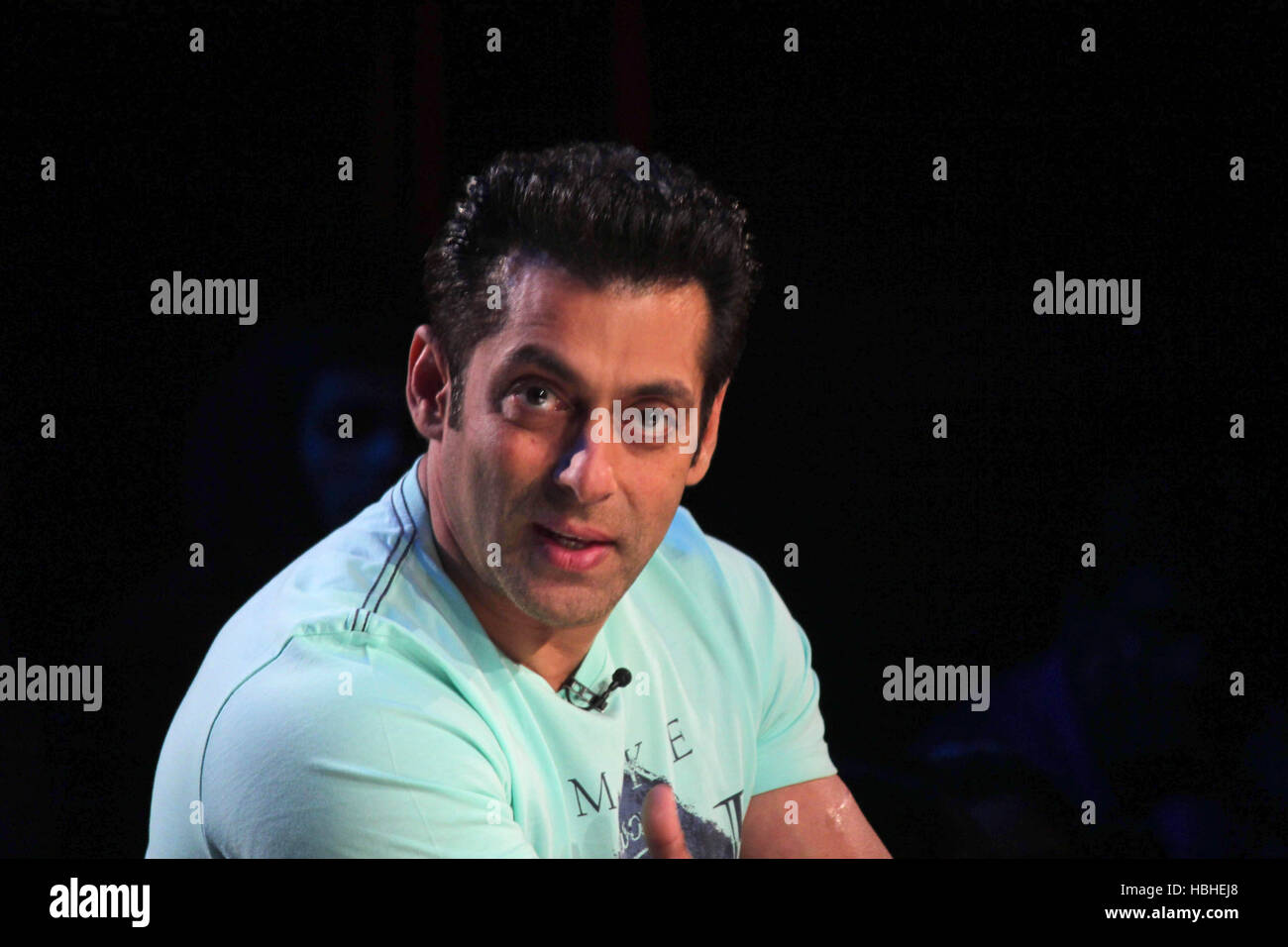 Actor de Bollywood Salman Khan, en las series de comedia noches con Kapil para promover su próxima película Jai Ho en Mumbai Foto de stock