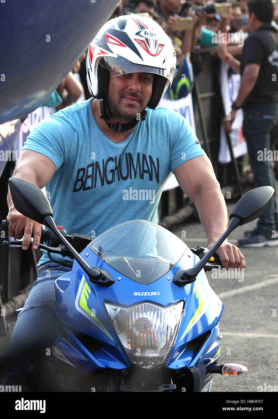 Khan, indio, montar en bicicleta Suzuki Gixxer para promoción, Bombay, Maharashtra, India, Fotografía de stock - Alamy