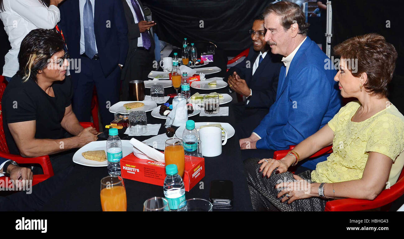 El actor de Bollywood Shahrukh Khan se reunió con el ex presidente mexicano Vicente Fox Quezada y su esposa Marta Sahagun en Mumbai, India Foto de stock