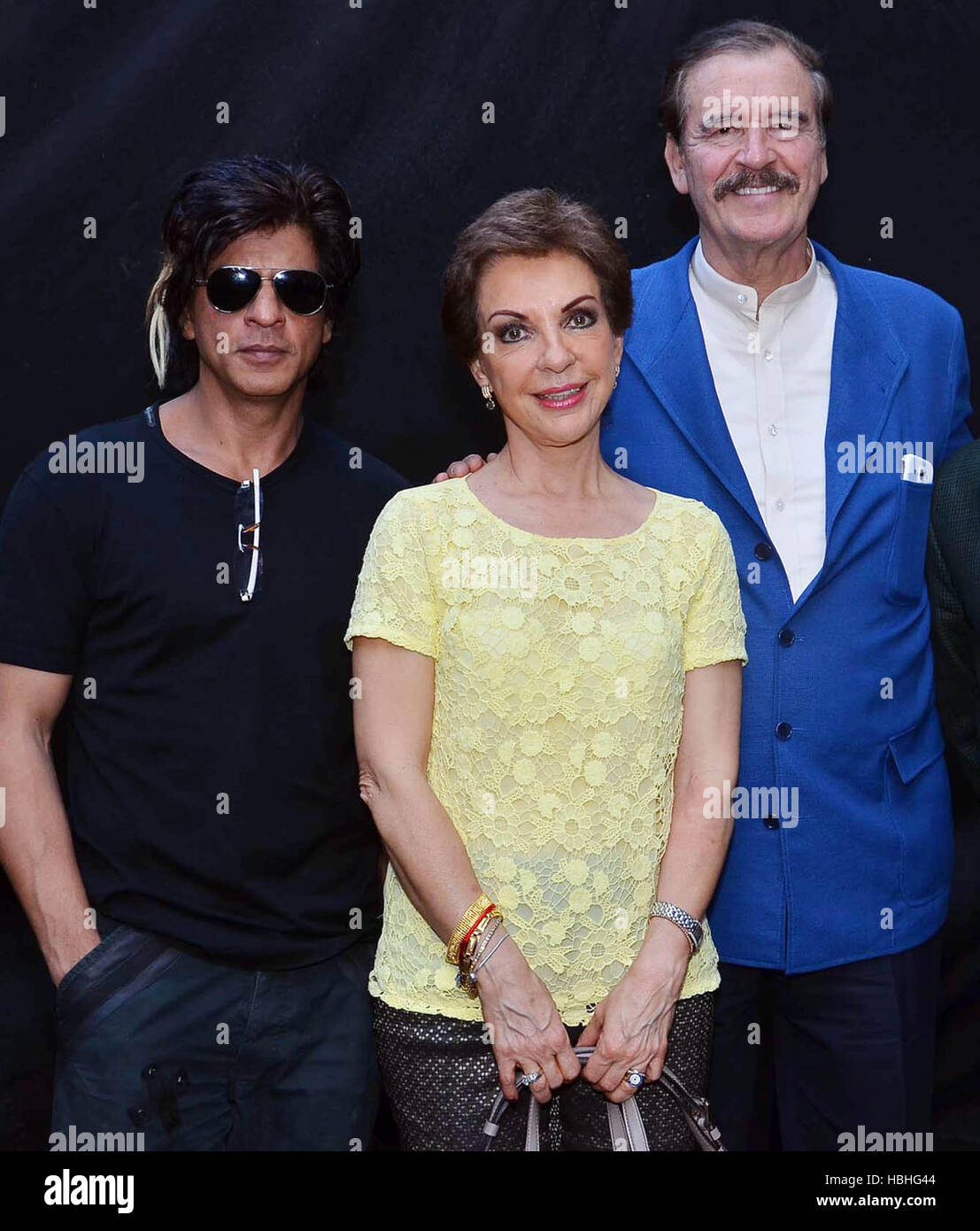 El actor de Bollywood Shahrukh Khan con el ex presidente mexicano Vicente Fox Quezada y su esposa Marta Sahagun en Mumbai India Foto de stock