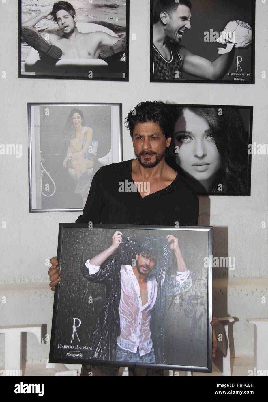 Shah Rukh Khan, actor indio de Bollywood con su impresión enmarcada del calendario del fotógrafo de moda Dabboo Ratnani en Mumbai India Foto de stock