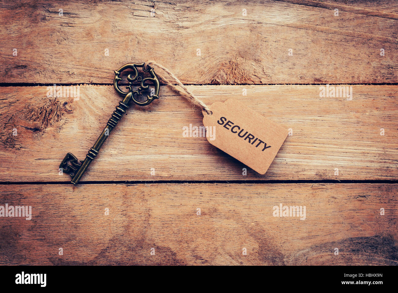 Concepto de negocio - llave antigua vintage en madera con etiqueta de seguridad. Foto de stock