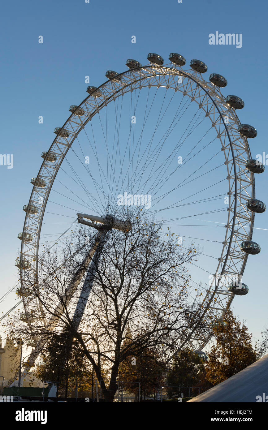 El 'Ojo de Londres' mostrando vainas al atardecer, South Bank, Greater London, England, Reino Unido Foto de stock