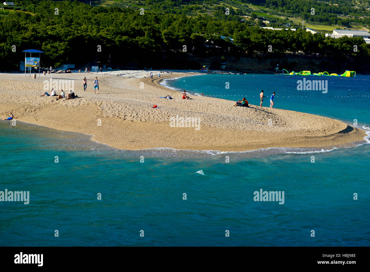 Playa de Zlatni Rat. Vista desde el mar. Bol, Croacia Foto de stock