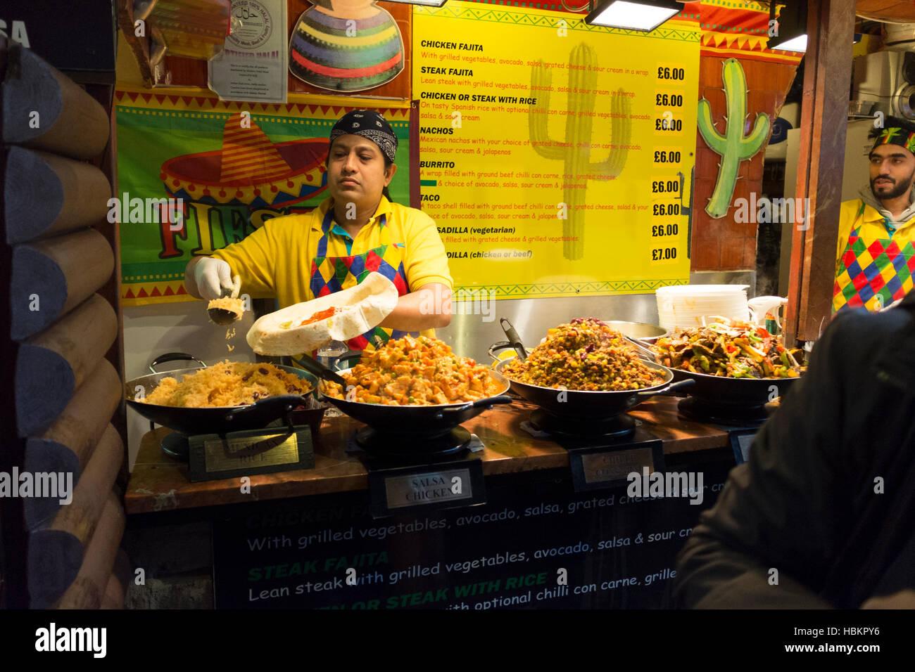 Comida mexicana en el mercado de alimentos Foto de stock