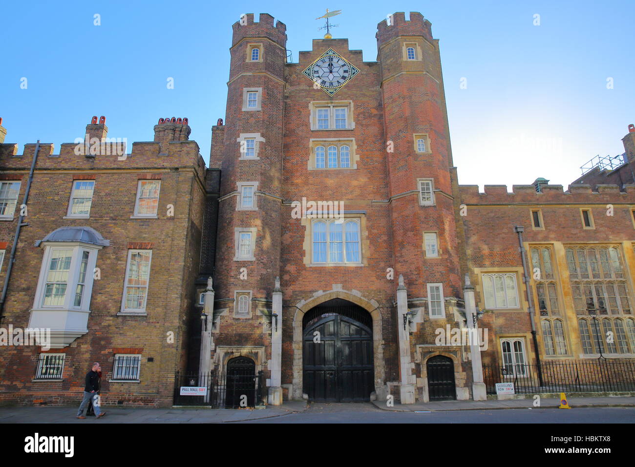 Londres, Reino Unido: La fachada exterior de St James's Palace en el barrio de Westminster. Foto de stock