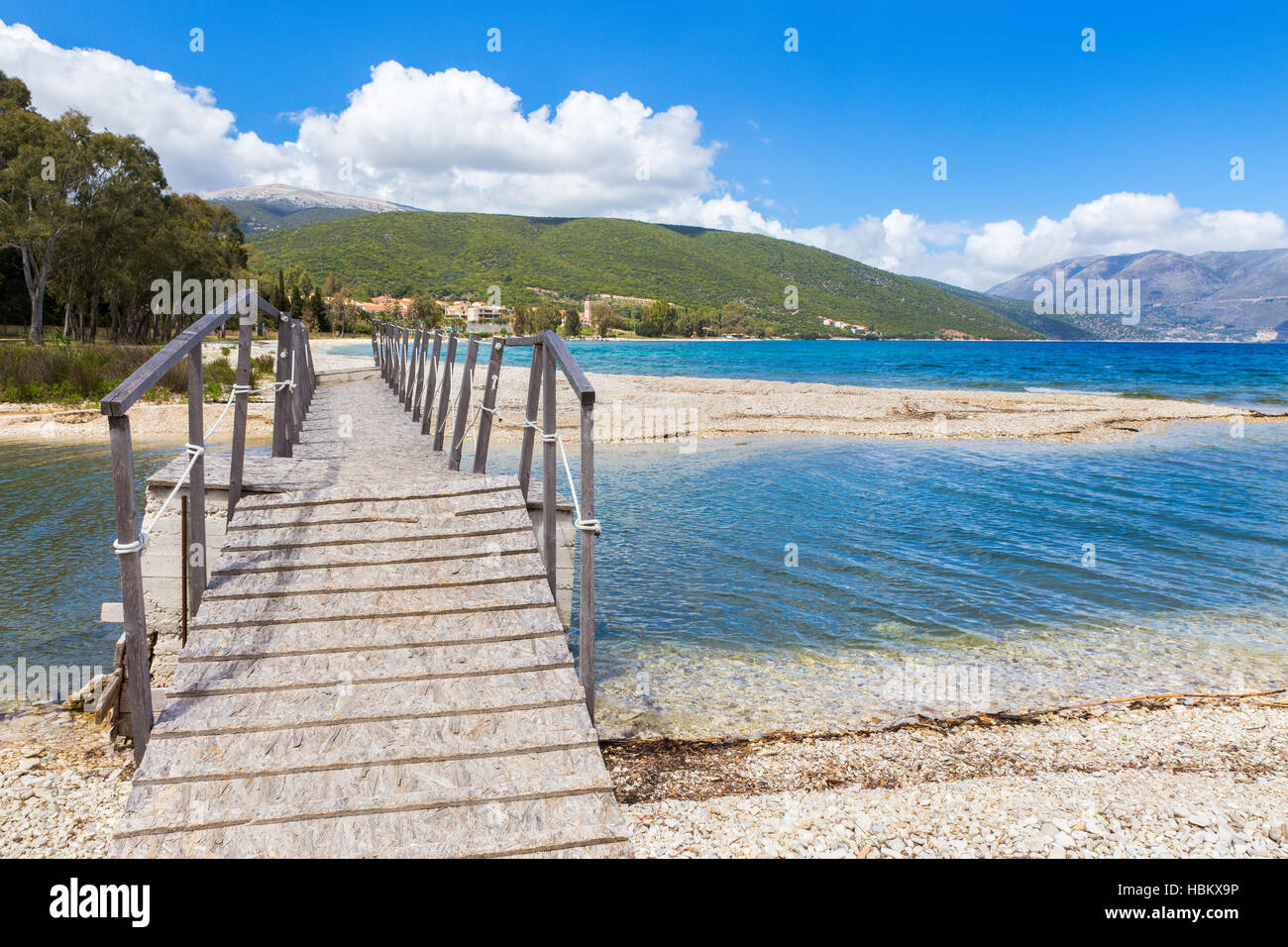 Un puente peatonal de madera sobre la playa griega Foto de stock