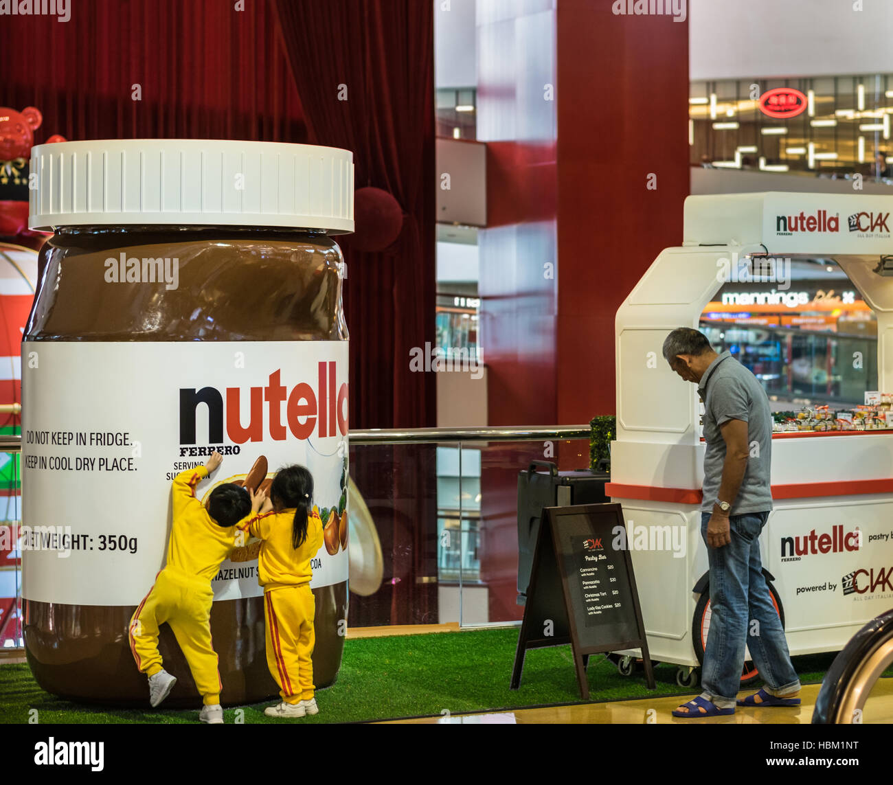 Los niños asiáticos atraídos a Nutella gigante escultura en Hong Kong  Fotografía de stock - Alamy