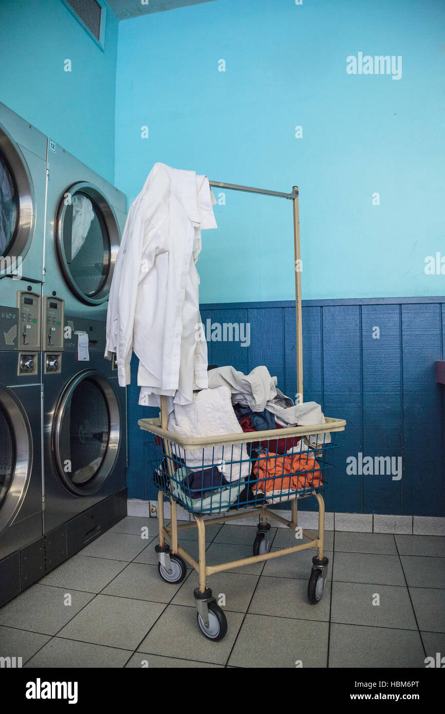 Lavado y secado de ropa en la lavandería Fotografía de stock - Alamy