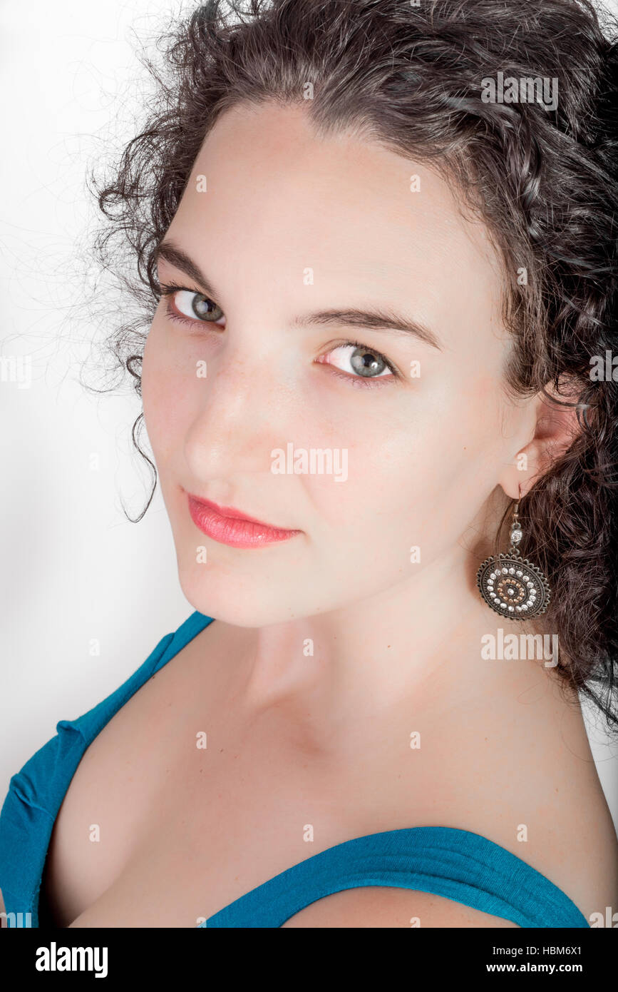 Retrato de una mujer joven con cabello negro Foto de stock