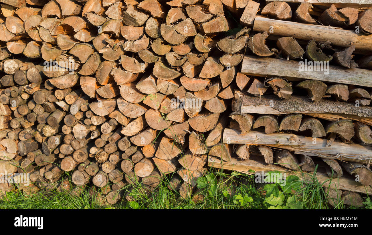 Carniola Superior, Eslovenia. Pila de madera cortada. Preparación para el invierno. Foto de stock