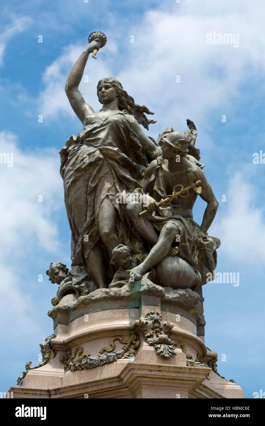 Monumento en la plaza de la ópera con el azul claro del cielo, Manaos, Brasil Foto de stock