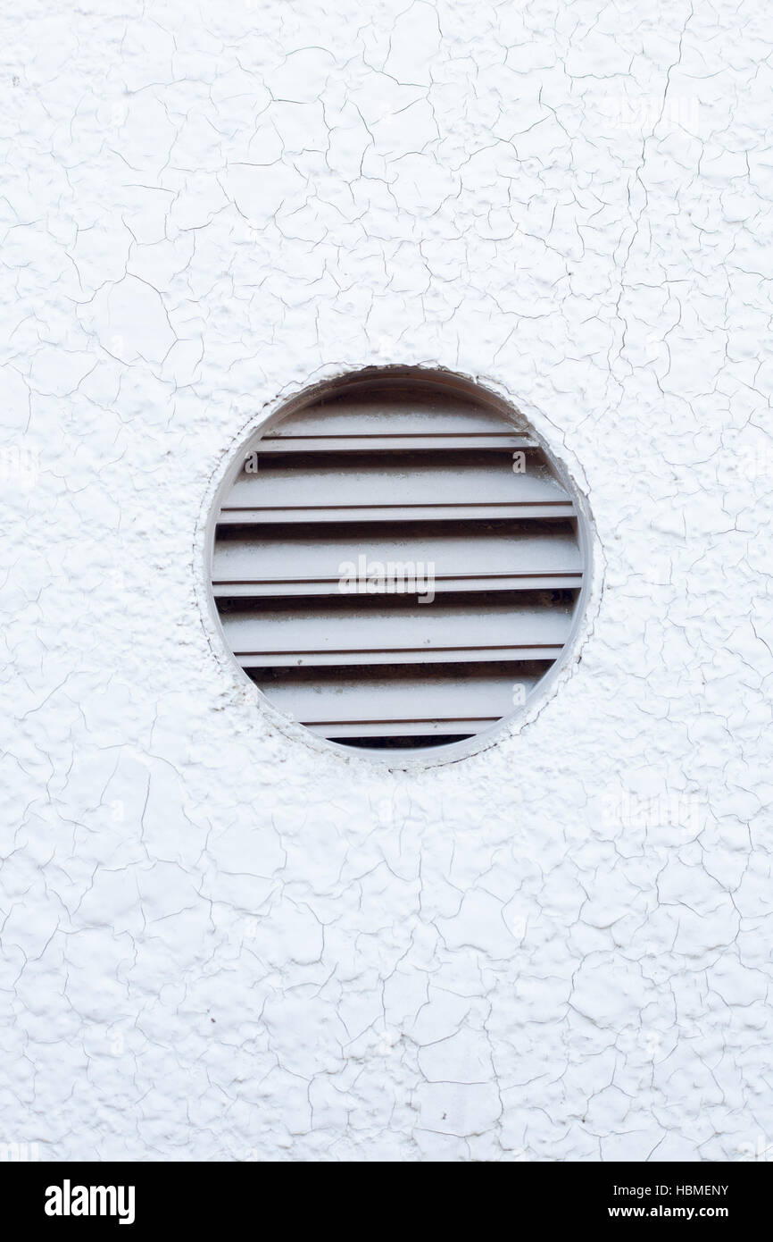 Una ventilación de plástico gris sobre la pared exterior Foto de stock