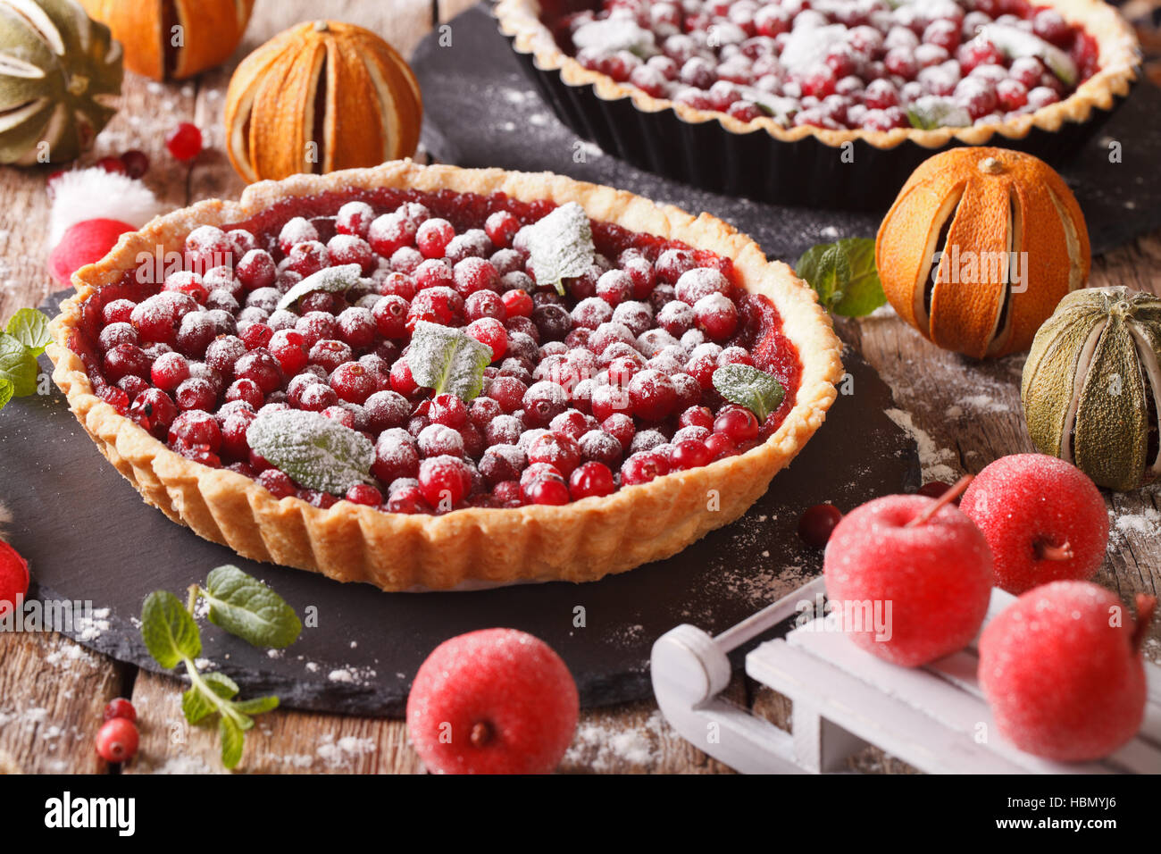 Navidad deliciosa tarta de arándanos y decoración festiva de cerca en la tabla. Horizontal Foto de stock