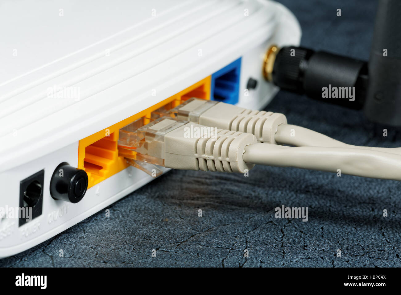 Los routers inalámbricos y redes ANTENA CABLE Foto de stock