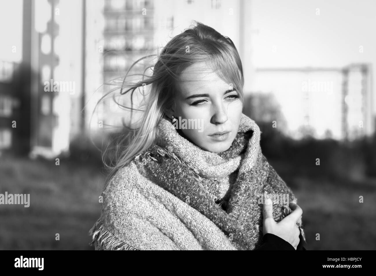 Triste bella mujer en la bufanda en city Fotografía de stock - Alamy