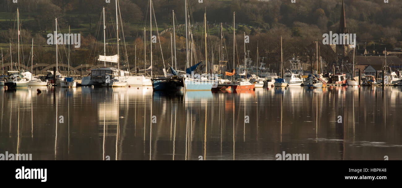 Marea Alta en Kirkcudbright, botes de invierno se refleja en el vidrio como río Dee mirando hasta Navalcarnero y su puerto, Galloway, Escocia, Reino Unido Foto de stock