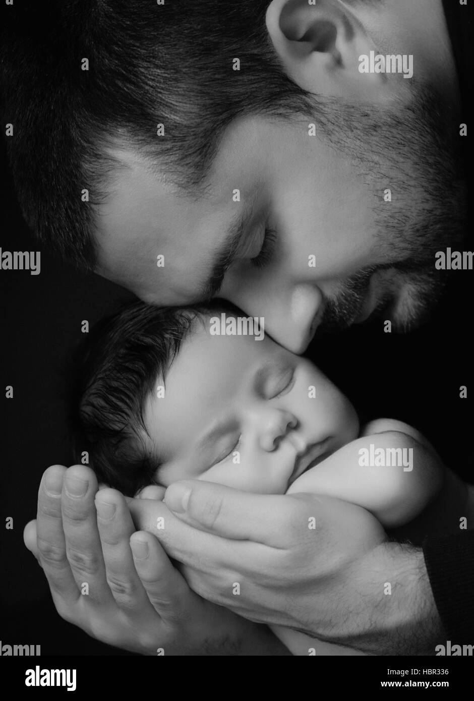 Papa Abraza A Su Bebe Recien Nacido Padre S Amor Close Up Retrato Sobre Un Fondo Negro Fotografia De Stock Alamy Papa Abraza A Su Bebe Recien Nacido Padre S Amor Close Up Retrato Sobre Un Fondo Negro Fotografia De Stock Alamy