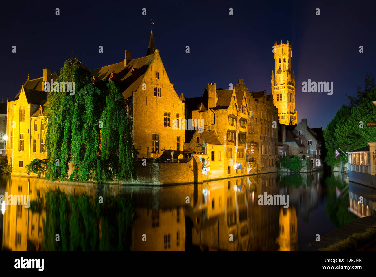 Noche reflexiones sobre rozenhoedkaai, con el campanario o Torre de Belfort, brujas, Flandes Occidental, Bélgica, Europa Foto de stock