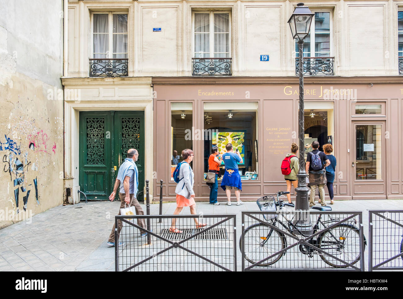 Escena en la calle en frente del galerie jamaut, distrito de Marais Foto de stock