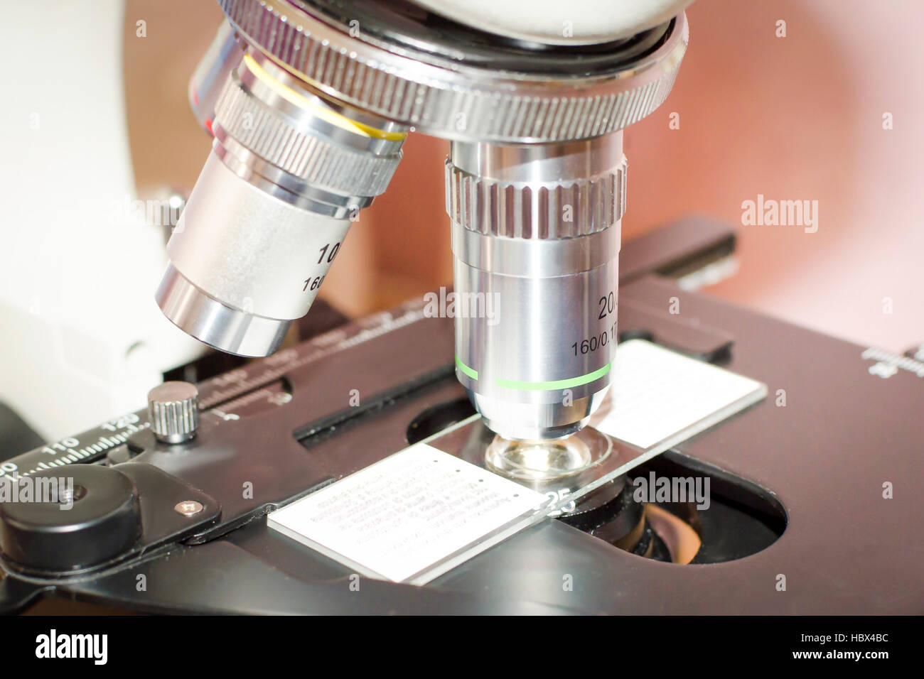 Microscopio de luz. Este equipo se utiliza para ampliar la imagen de un  objeto. La lente del objetivo (centro) se muestra justo encima de la mesa,  o de la etapa. Una fuente
