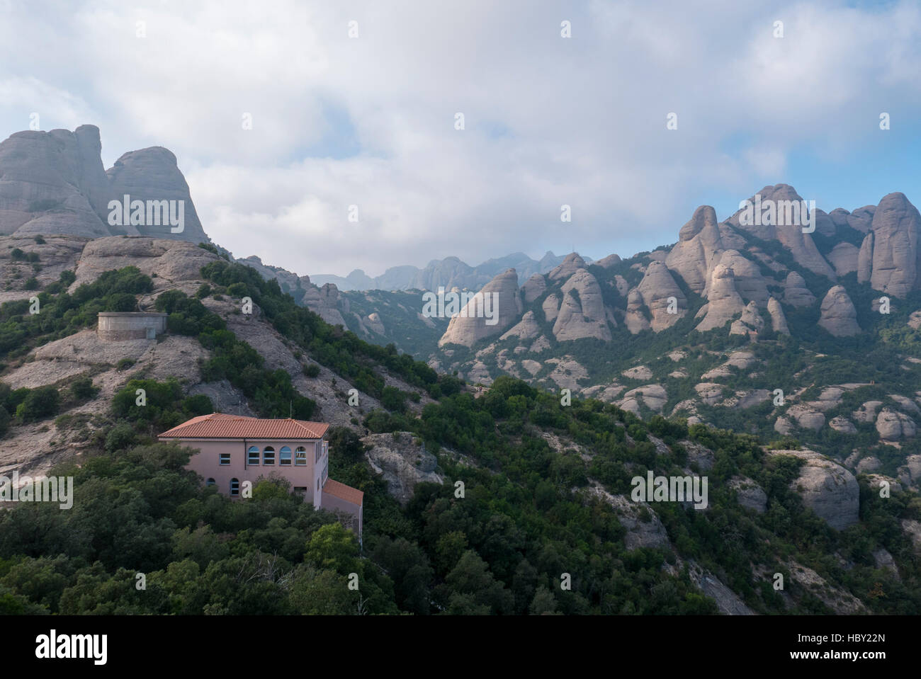 Pequeña capilla y montaña cerca del monasterio de Montserrat en Cataluña Foto de stock