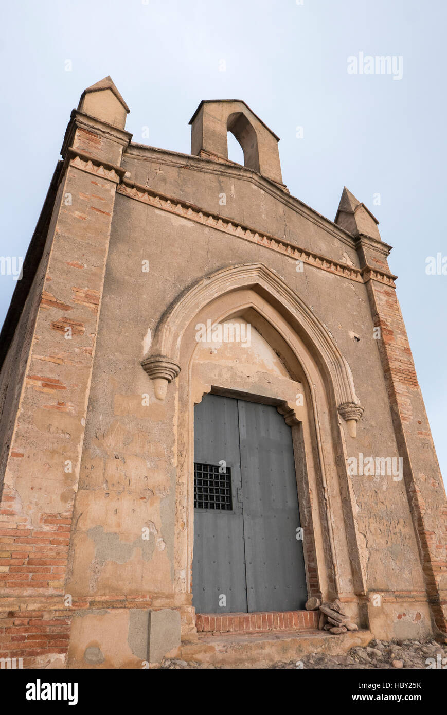 Pequeña capilla y montaña cerca del monasterio de Montserrat en Cataluña Foto de stock