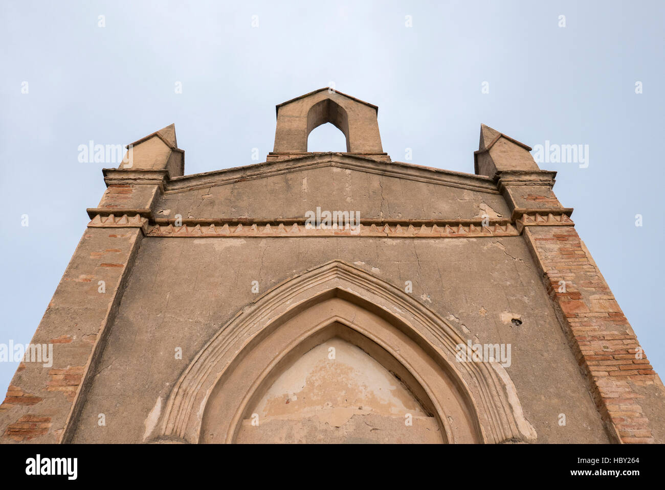 Pequeña capilla y montaña cerca del monasterio de Montserrat en Cataluña Foto de stock