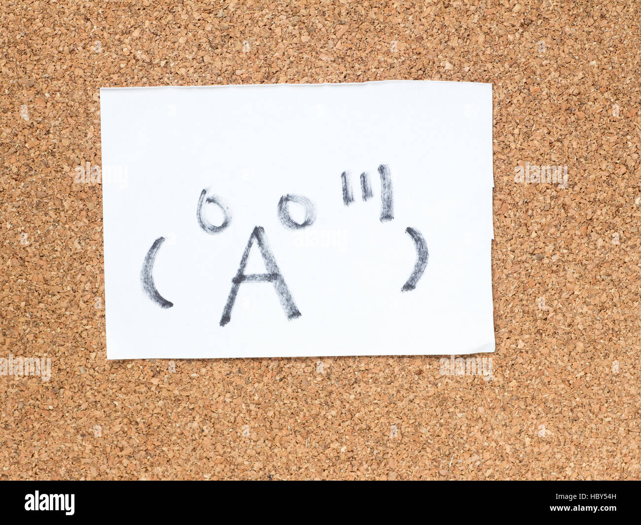 La serie de emoticonos Kaomoji japonés llamado en el tablero de corcho