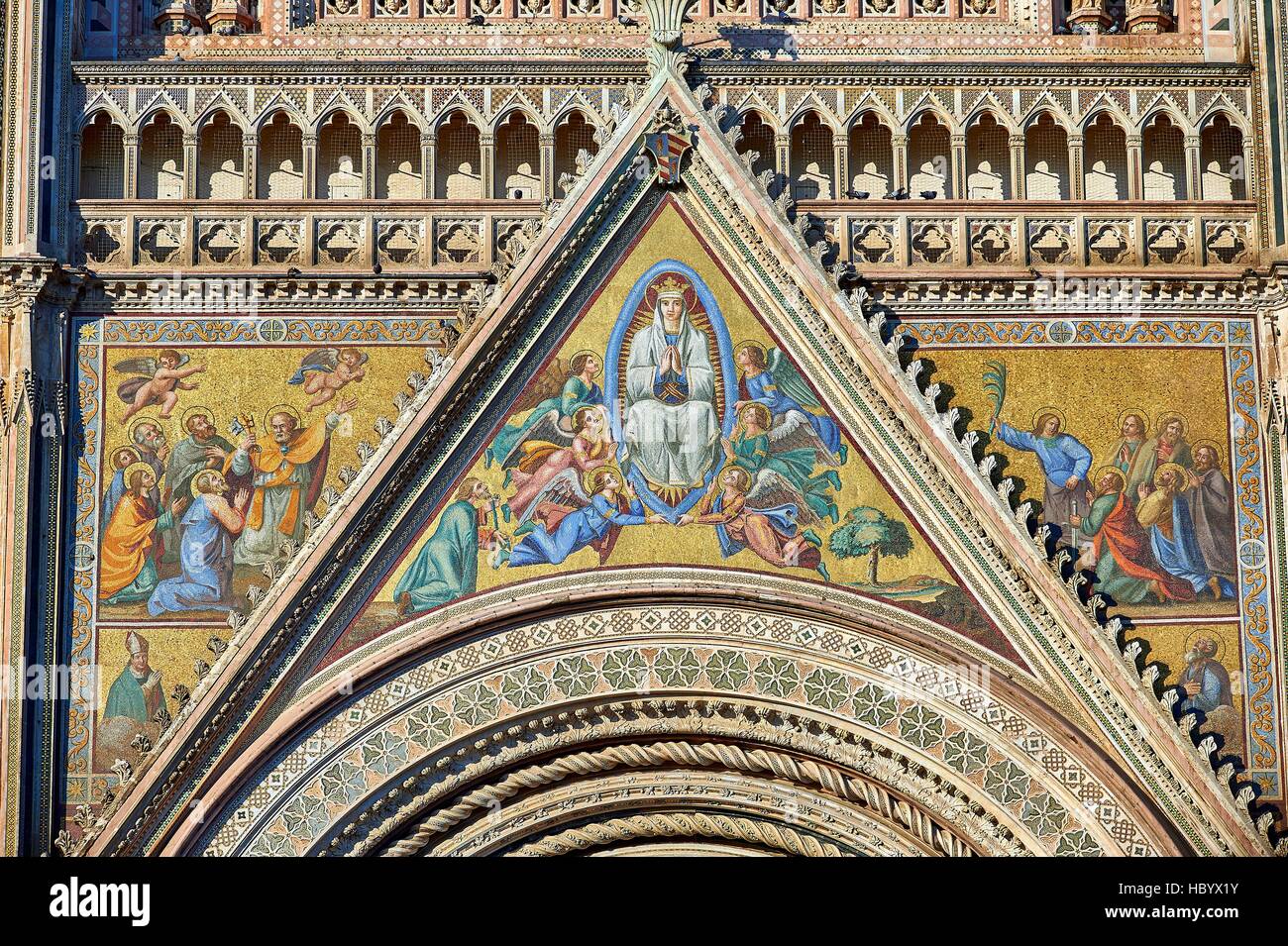 Fachada de la Catedral de Orvieto, la Cattedrale di Santa Maria Assunta, detalle con mosaico, Orvieto, Umbría. Foto de stock
