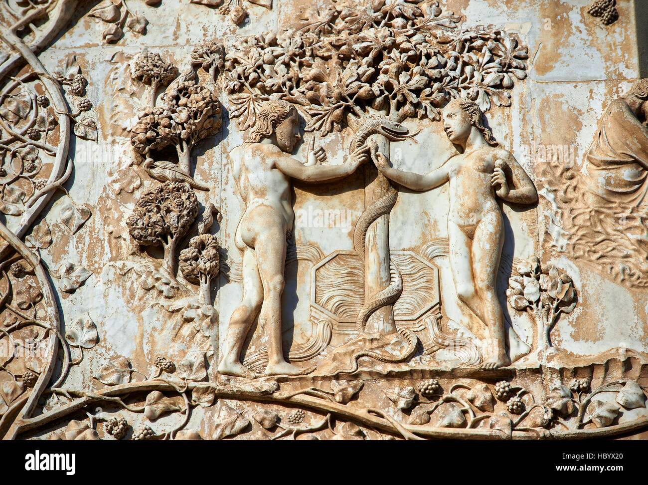 Adán y Eva con la serpiente, el socorro en la fachada de la Catedral de Orvieto, la Cattedrale di Santa Maria Assunta, Orvieto, Umbría Foto de stock