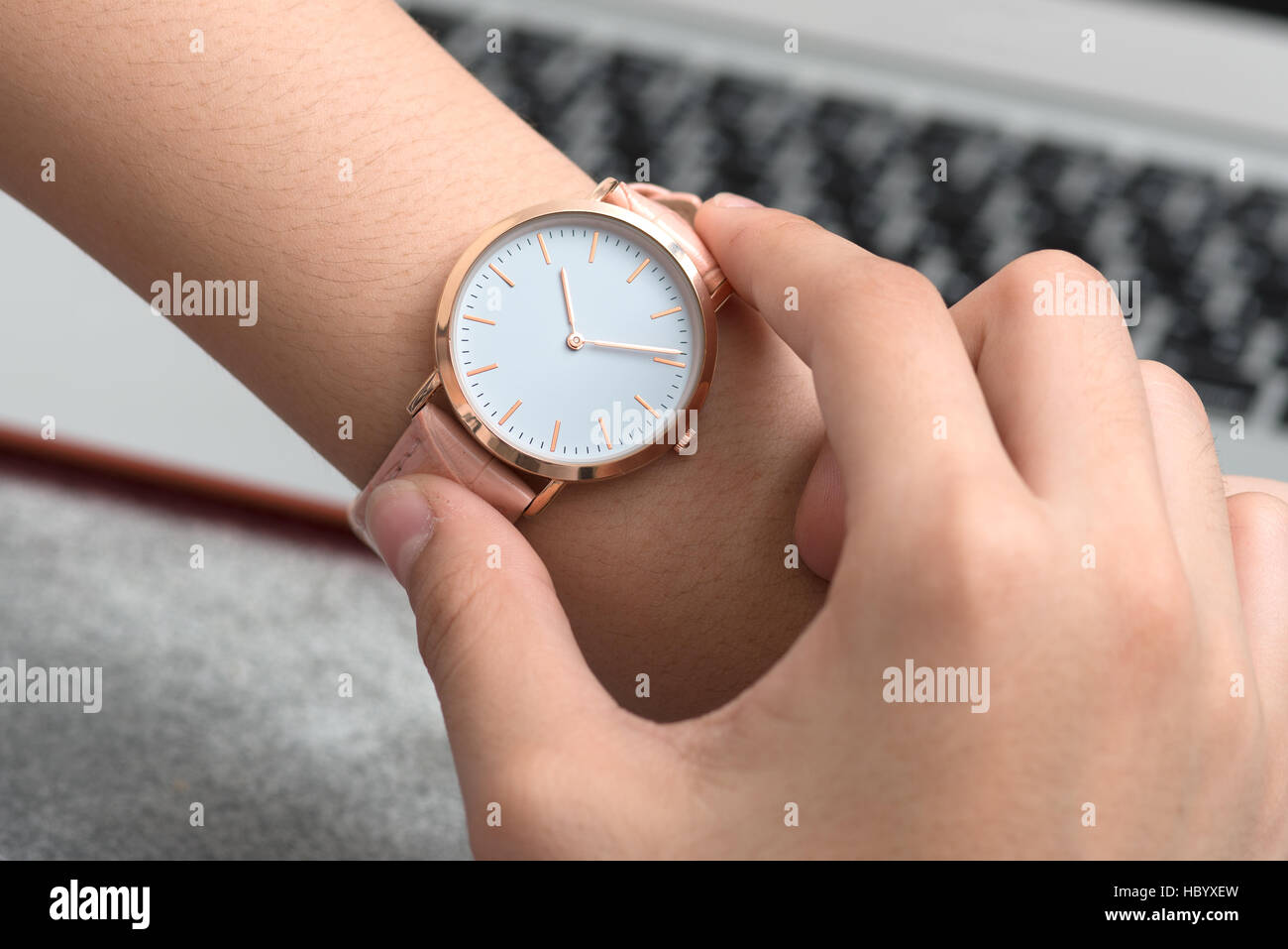 Reloj en la muñeca fotografías e imágenes de alta resolución - Alamy