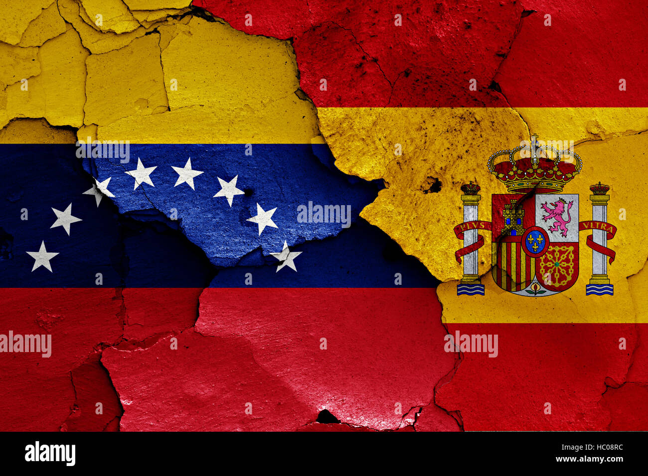 Banderas de Venezuela y España, pintado en la pared agrietada Foto de stock