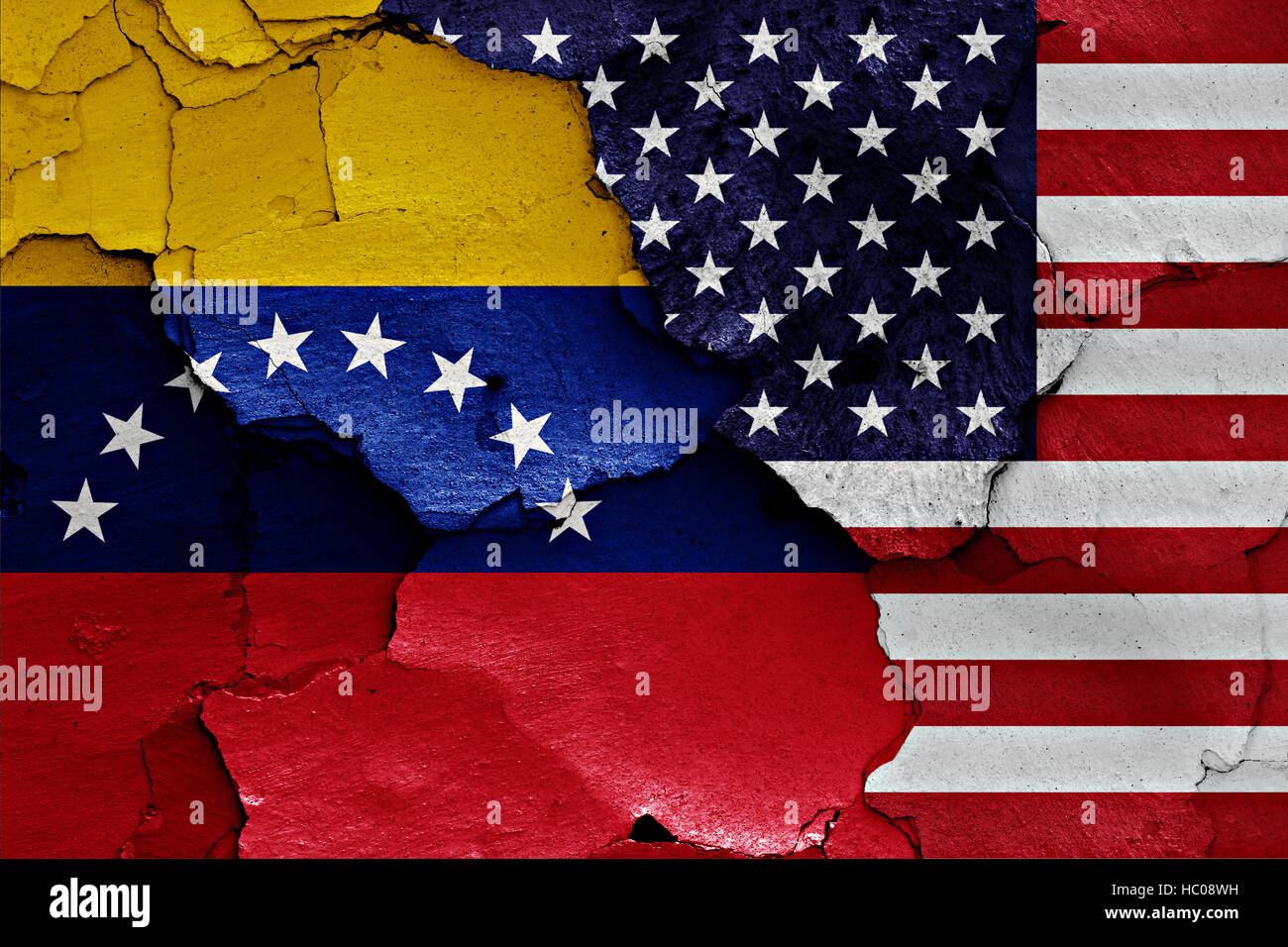 Banderas de Venezuela y EE.UU. pintados en la pared agrietada Foto de stock