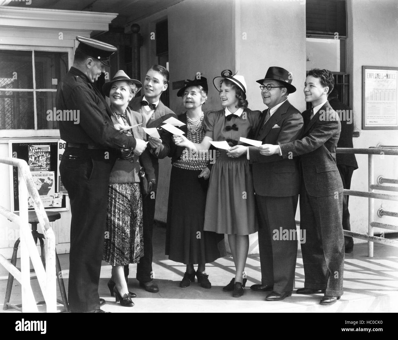 La familia Gómez en Hollywood, desde la segunda a la izquierda: Spring Byington, Kenneth Howell, Florencia Roberts, junio de Carlson, Jed Prouty, Foto de stock