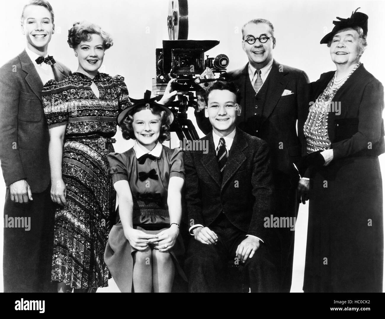 La familia Gómez en Hollywood, desde la izquierda, Kenneth Howell, Spring Byington Junio Carlson, George Ernest, Jed Prouty, Florencia. Foto de stock
