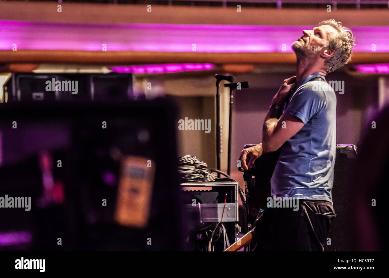 Jay Bentley de Bad Religion en prueba de sonido en Los Ángeles en el Hollywood Palladium en la Vox Populi tour, 4 de noviembre de 2016. Foto de stock