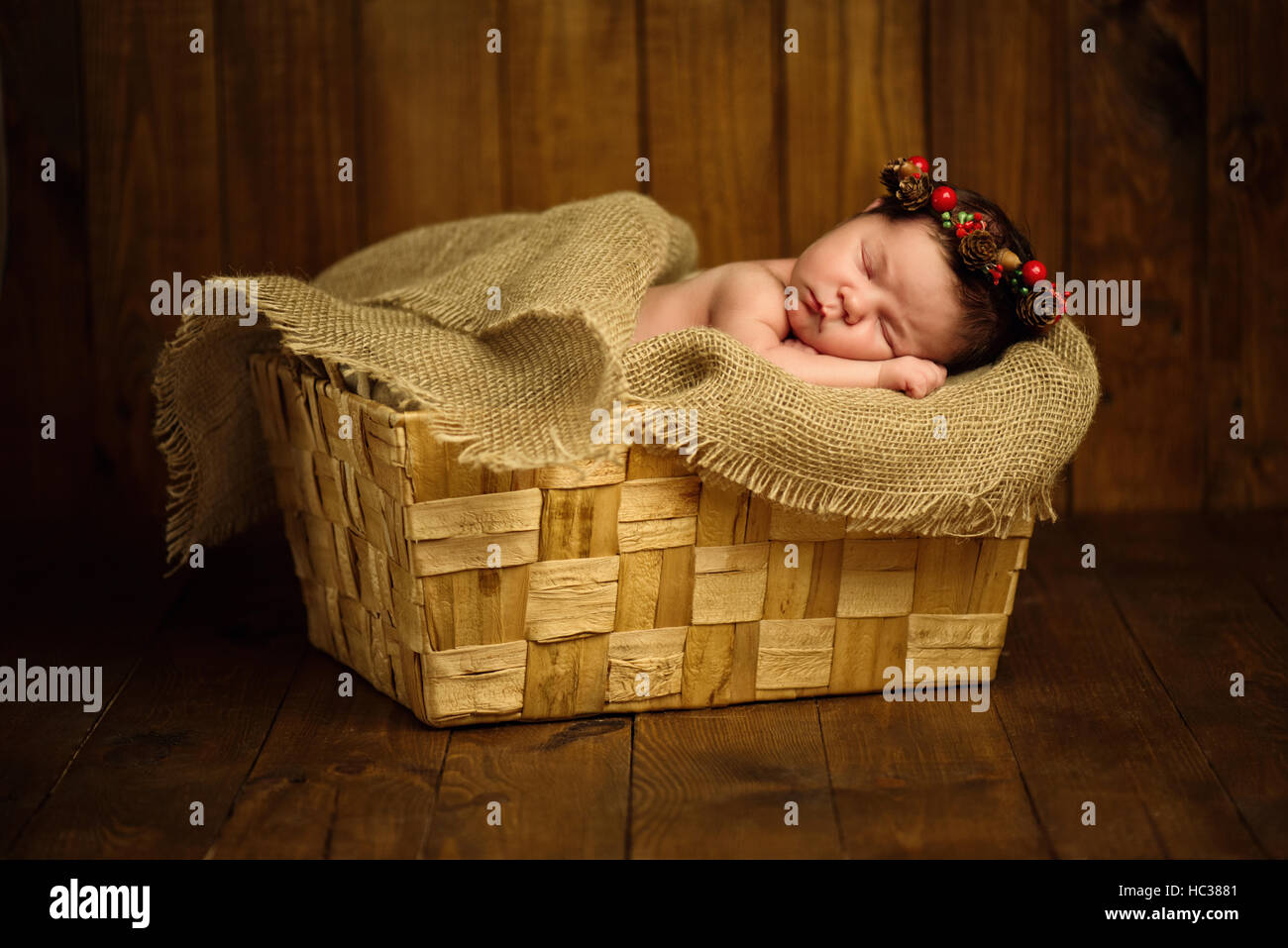 Niña Bebé Recién Nacido, Durmiendo En Una Canasta De Mimbre. Fotos