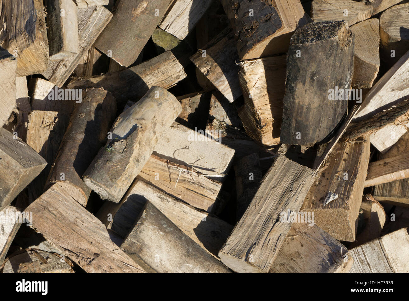 Picado de registros de leña para la estufa de leña Fotografía de stock -  Alamy