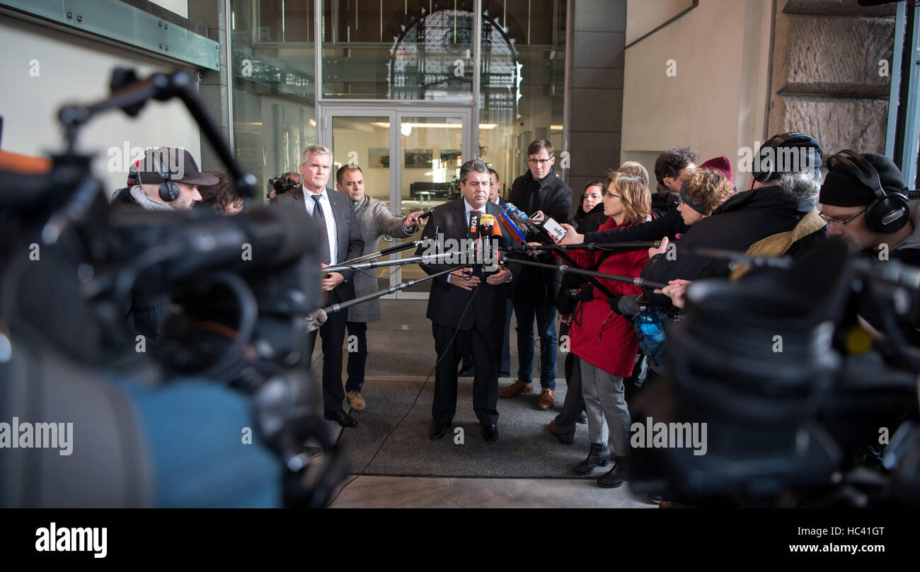 Berlín, Alemania. 7 dic, 2016. Líder del SPD y Ministro de Economía alemán Sigmar Gabriel (SPD) hablando sobre la decisión tomada sobre la doble nacionalidad en la conferencia del partido CDU en Berlín, Alemania, 7 de diciembre de 2016. Tras un intenso debate en su conferencia del partido, la CDU quiere anular el compromiso alcanzado con el SPD en el tema de la doble ciudadanía. Foto: Bernd von Jutrczenka/dpa/Alamy Live News Foto de stock