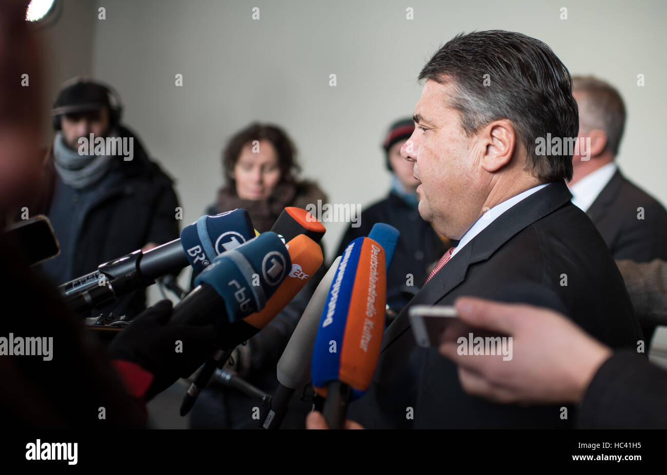 Berlín, Alemania. 7 dic, 2016. Líder del SPD y Ministro de Economía alemán Sigmar Gabriel (SPD) hablando sobre la decisión tomada sobre la doble nacionalidad en la conferencia del partido CDU en Berlín, Alemania, 7 de diciembre de 2016. Tras un intenso debate en su conferencia del partido, la CDU quiere anular el compromiso alcanzado con el SPD en el tema de la doble ciudadanía. Foto: Bernd von Jutrczenka/dpa/Alamy Live News Foto de stock