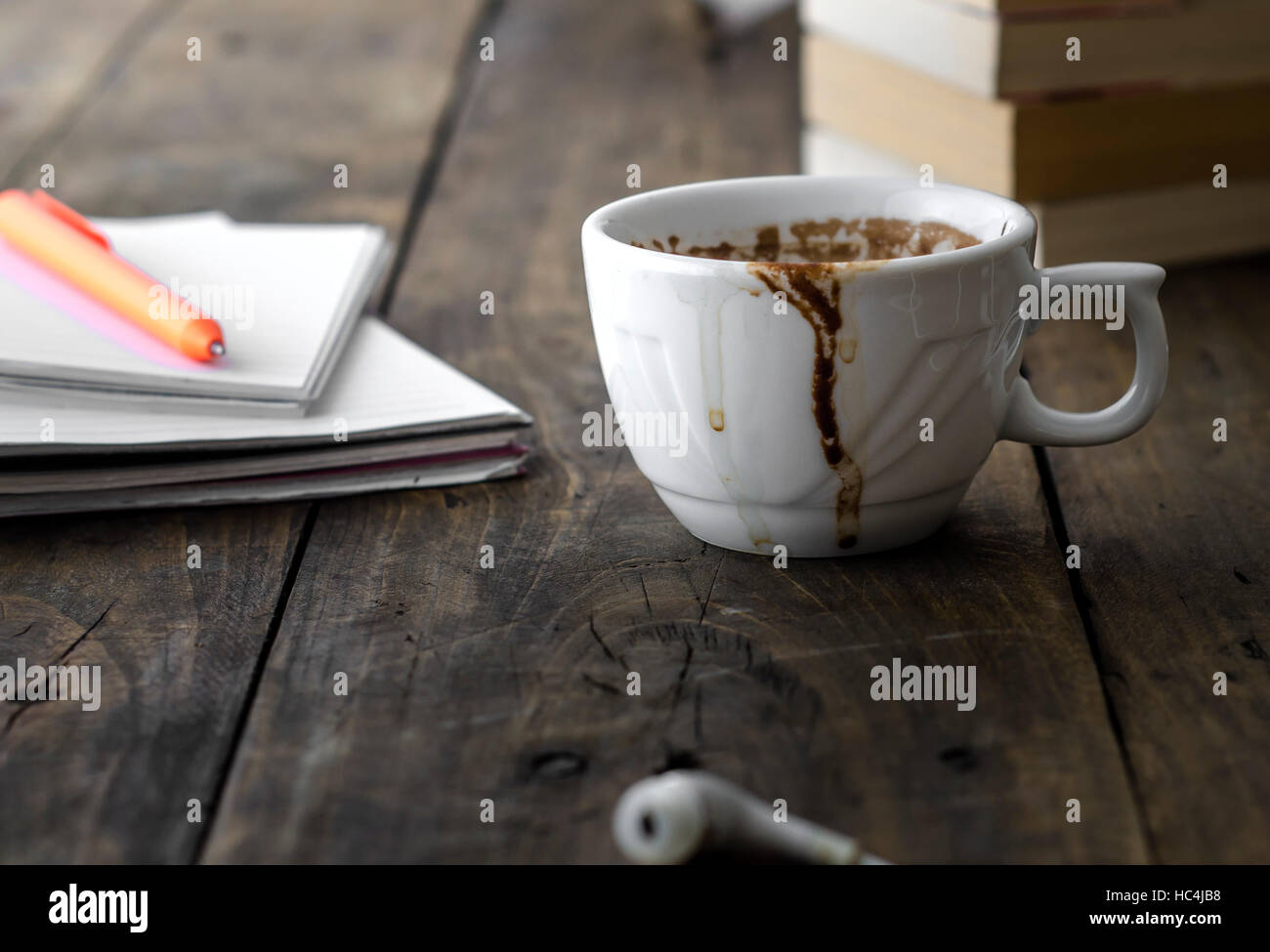Escritorio de trabajo ocupado con taza espresso manchada Foto de stock