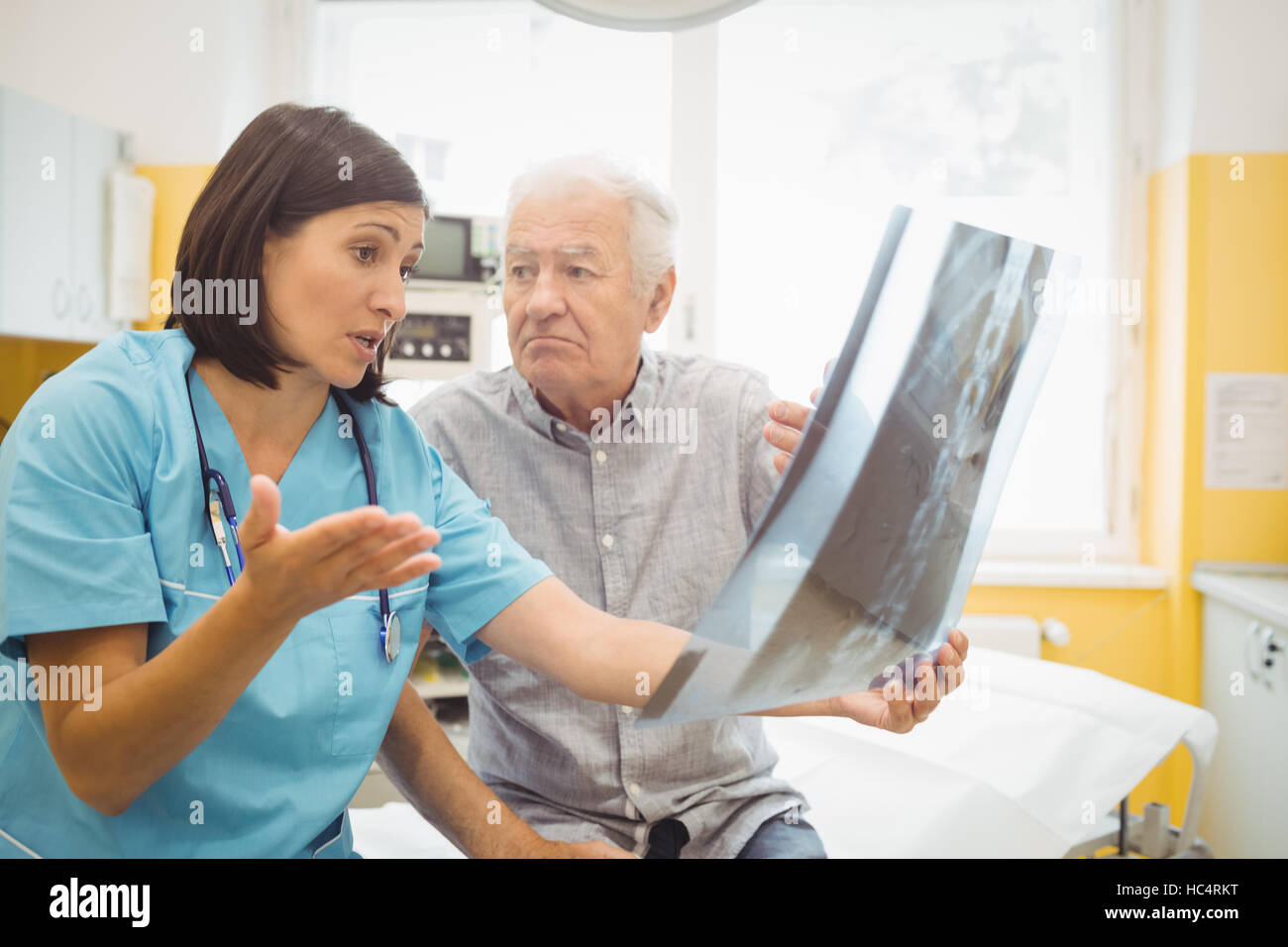 Doctora discutiendo los rayos x con el paciente Fotografía de stock Alamy