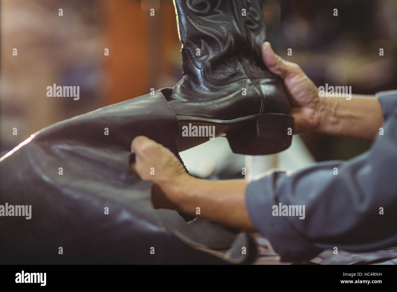 Zapatero haciendo botas de cuero Fotografía de stock - Alamy
