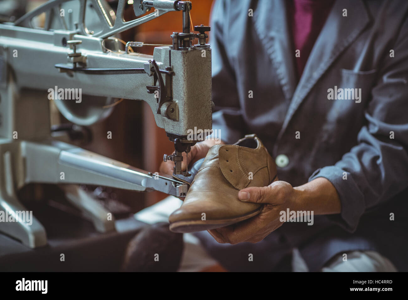 Zapatero con máquina de coser Foto de stock